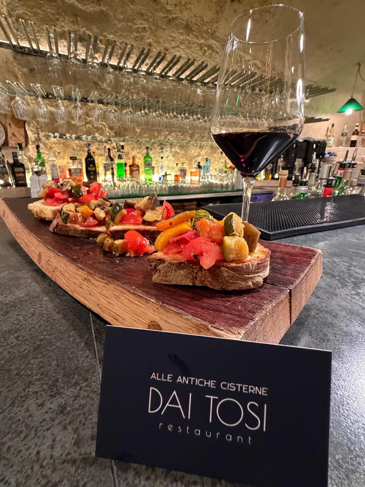 Bruschette e calice di vino al banco bar
