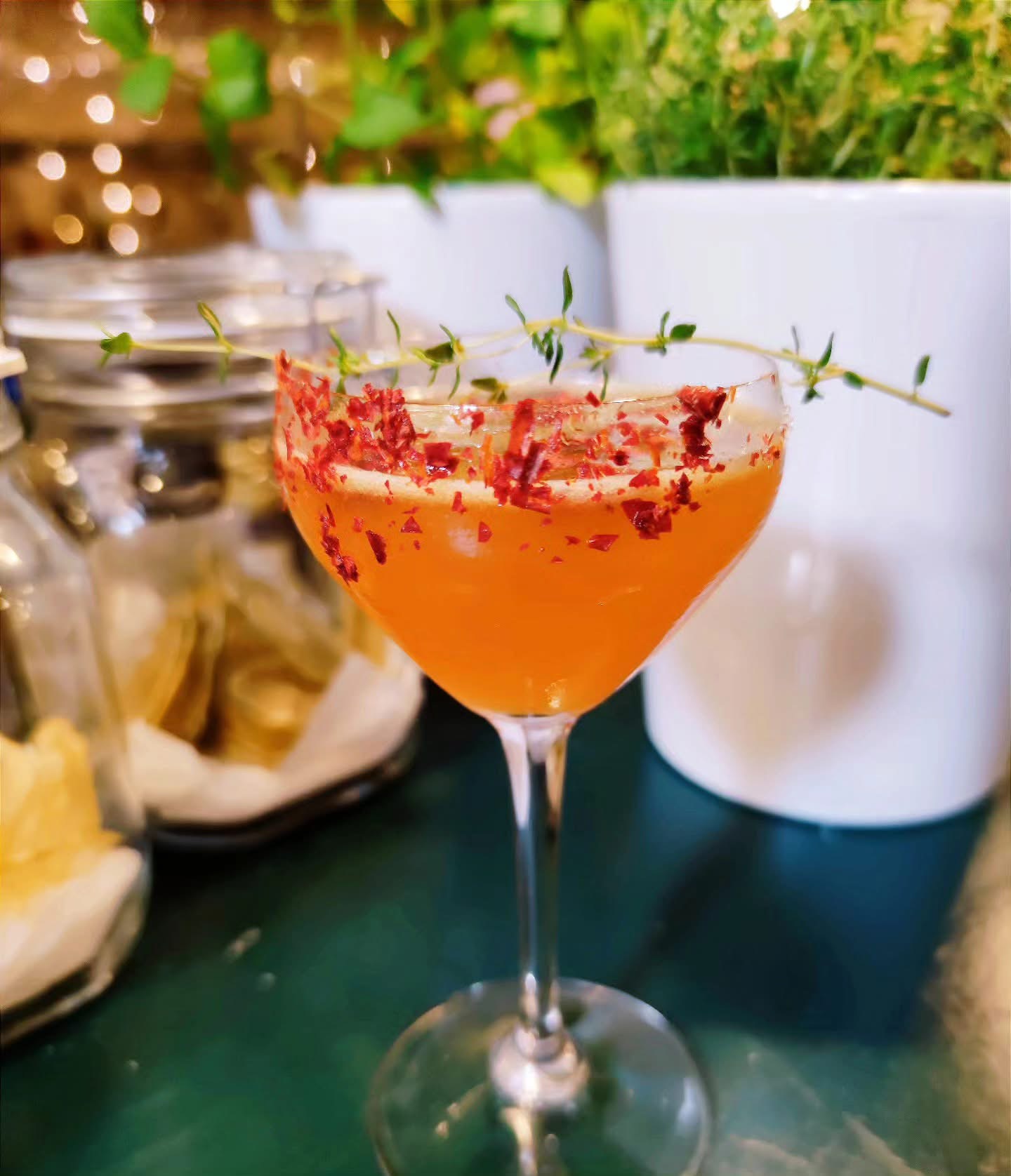 Cocktail agrumato con erbe aromatiche