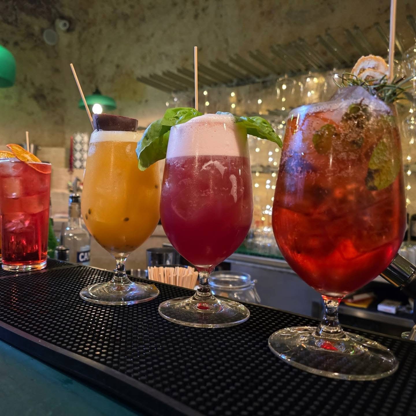 Cocktail colorati serviti al banco