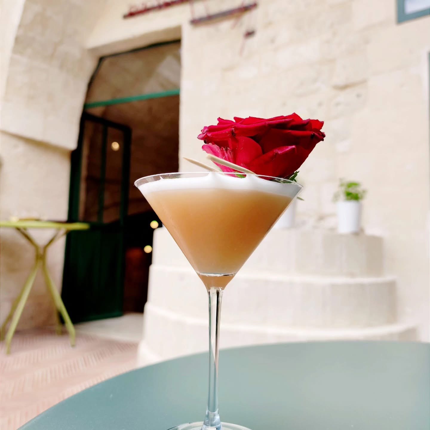 Cocktail decorato con una rosa