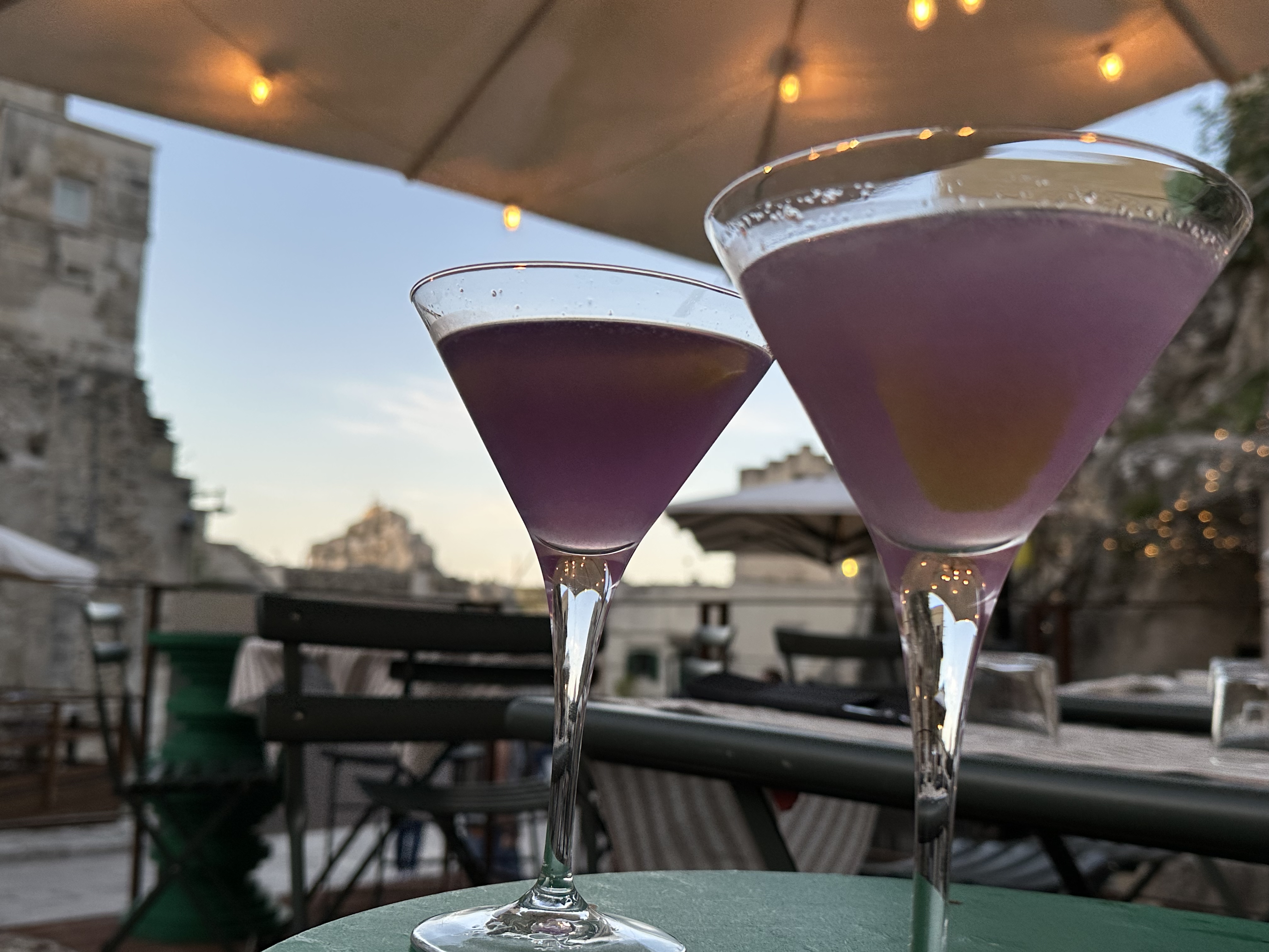 Due cocktail sulla terrazza al tramonto