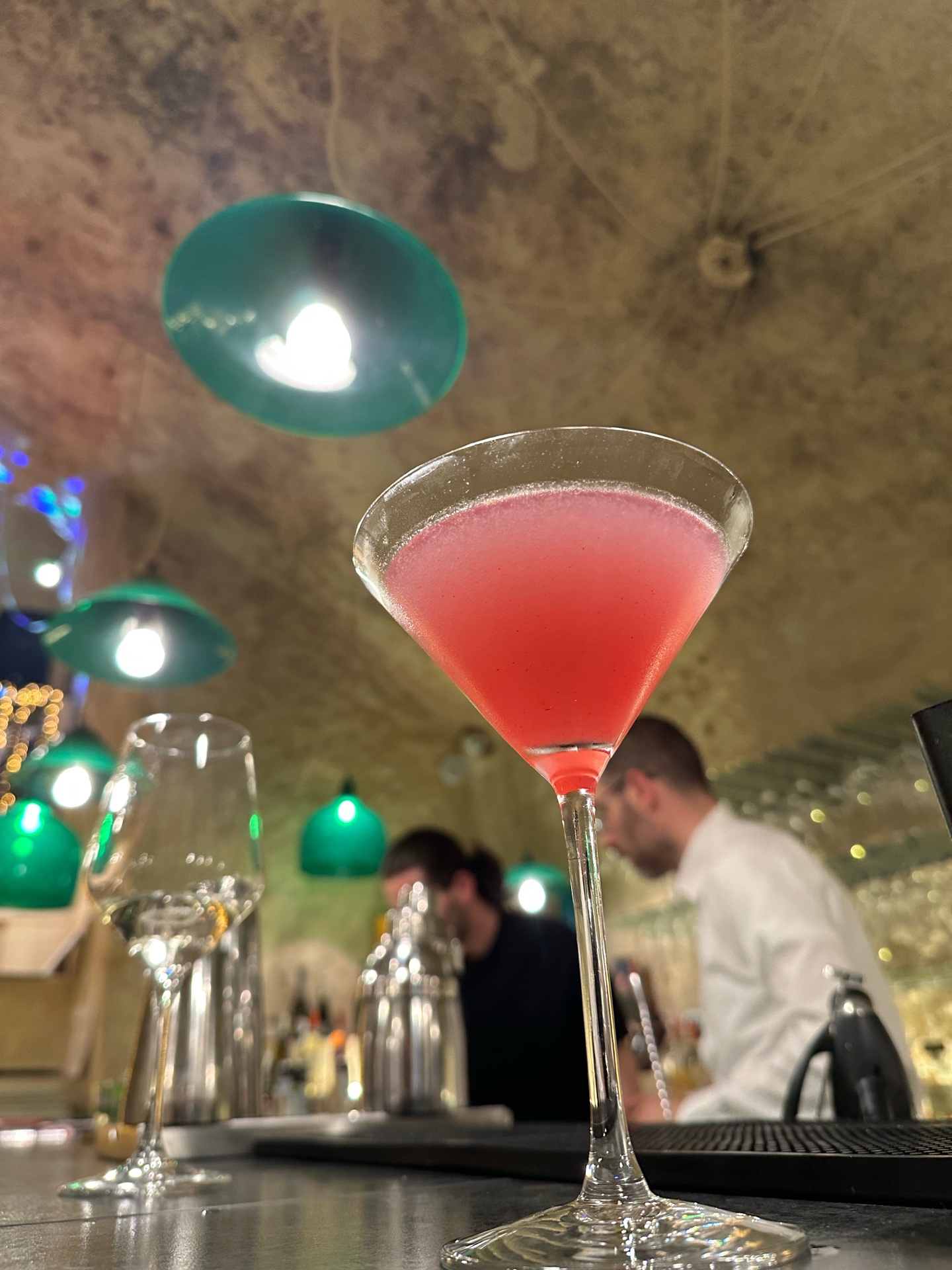 Cocktail rosa servito nella sala ipogea