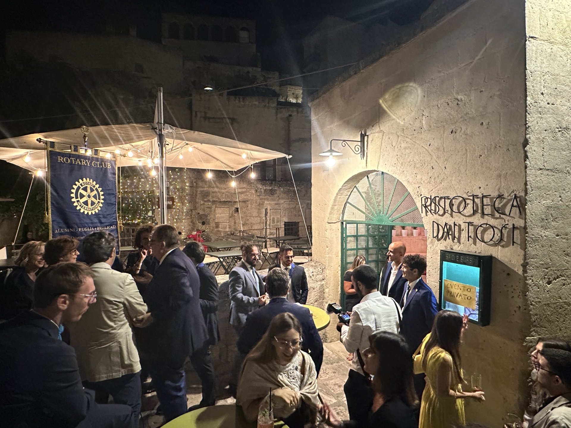 Evento Rotary all’esterno delle Antiche Cisterne di Matera