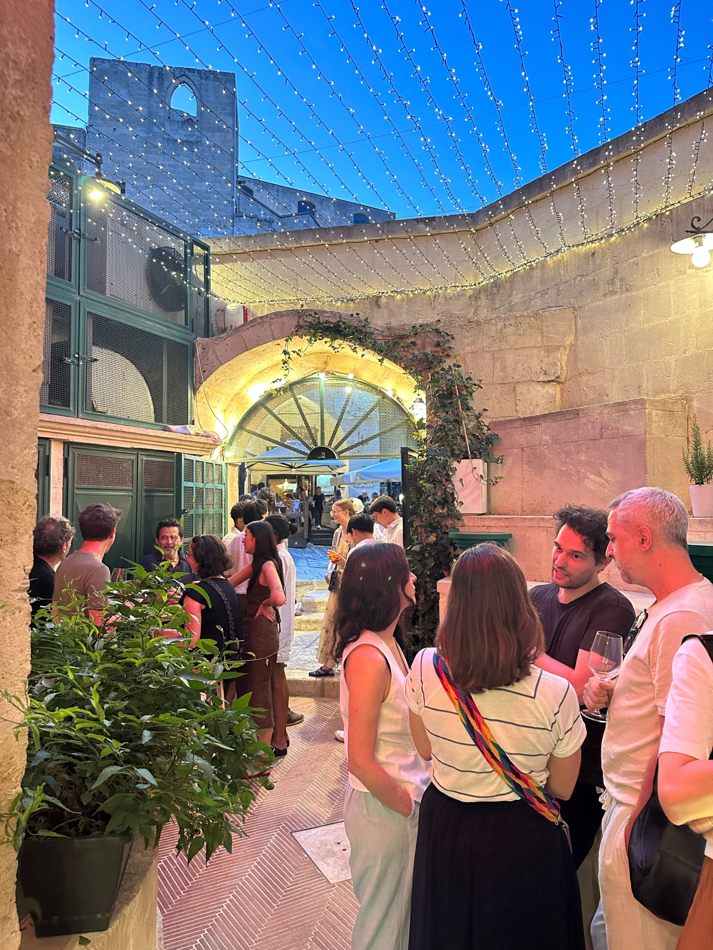 Tavoli allestiti per una festa privata nelle Antiche Cisterne