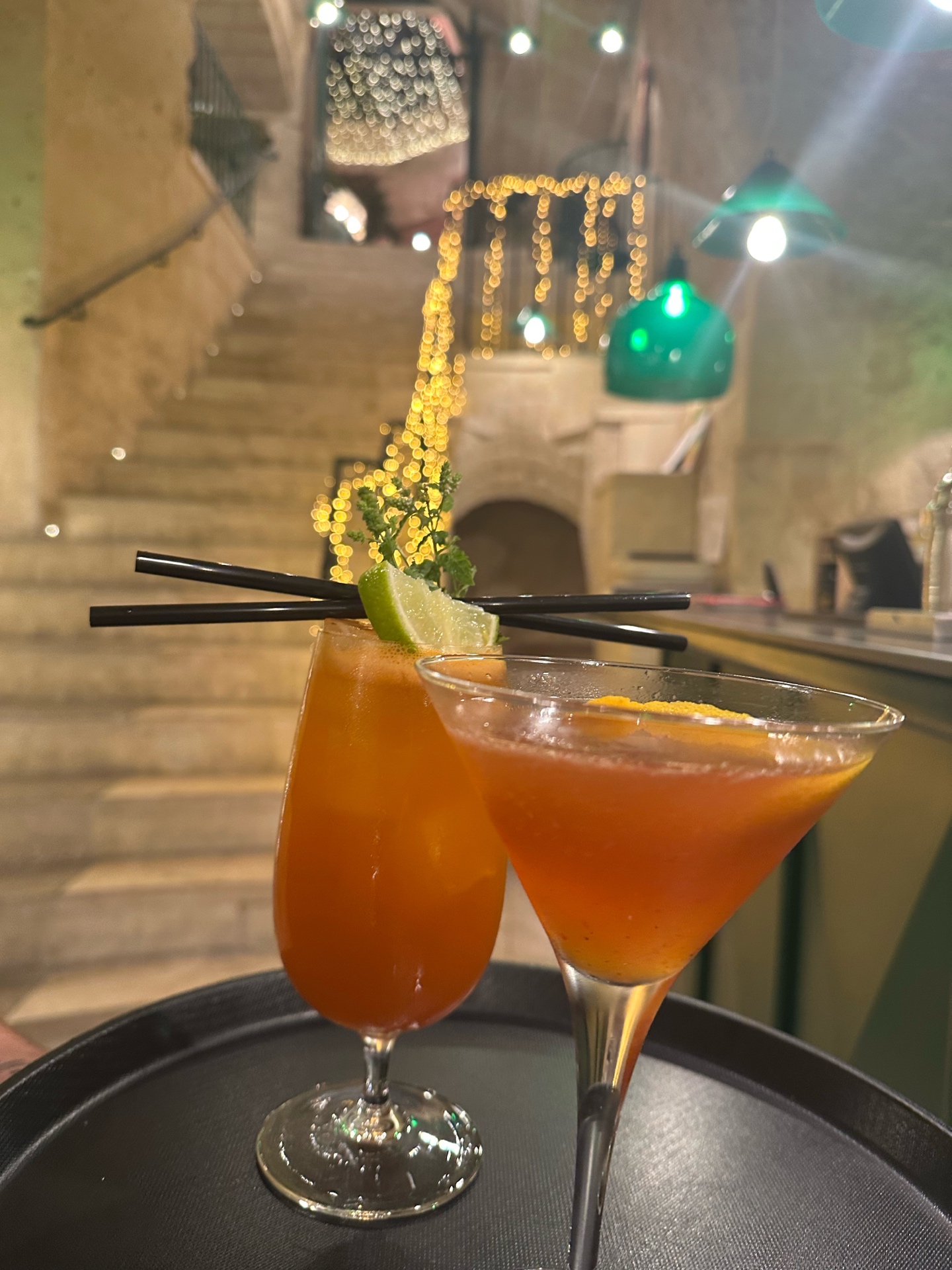 Due cocktail agrumati nella sala delle Antiche Cisterne