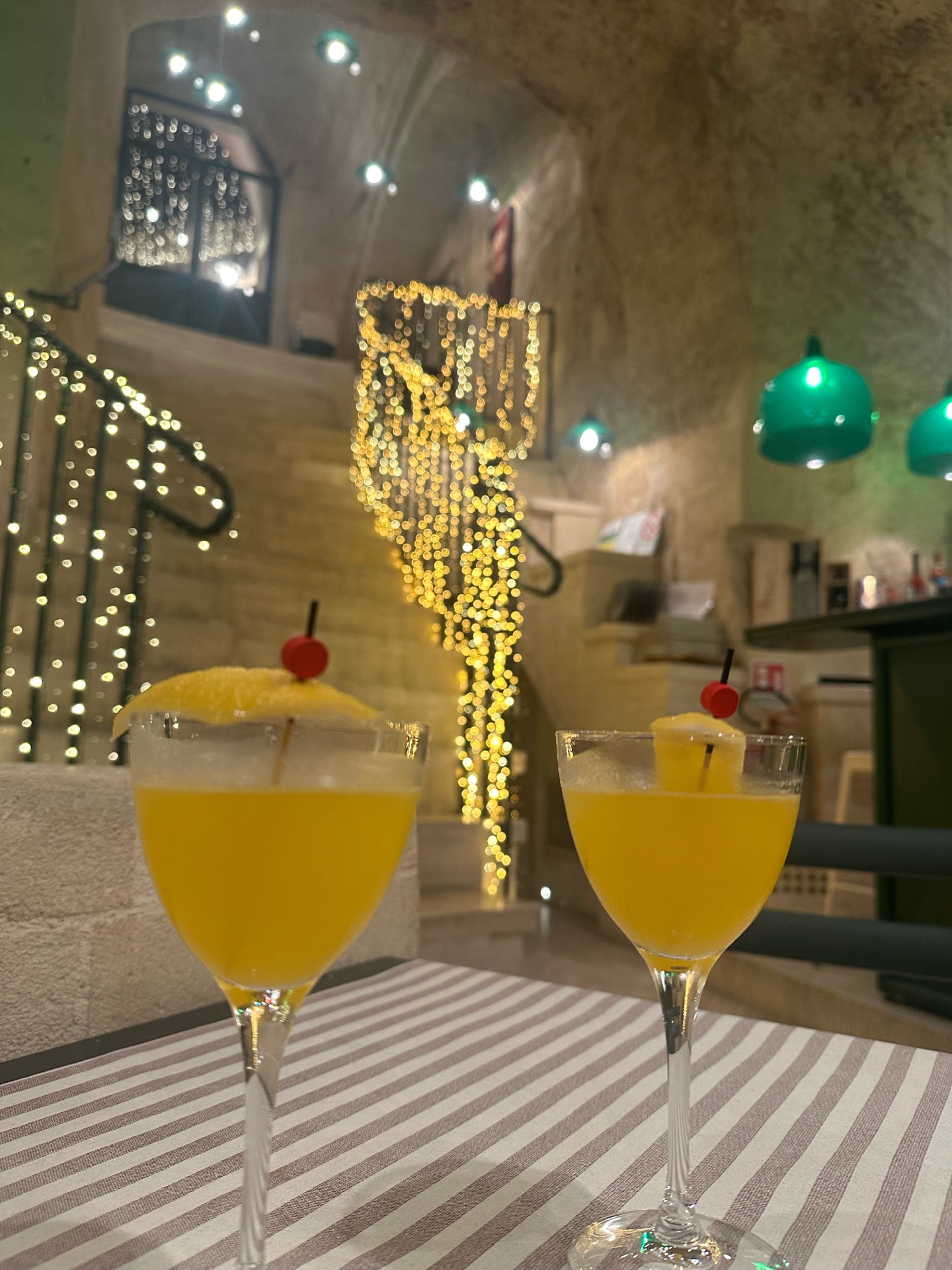 Cocktail gialli nella sala illuminata delle Antiche Cisterne