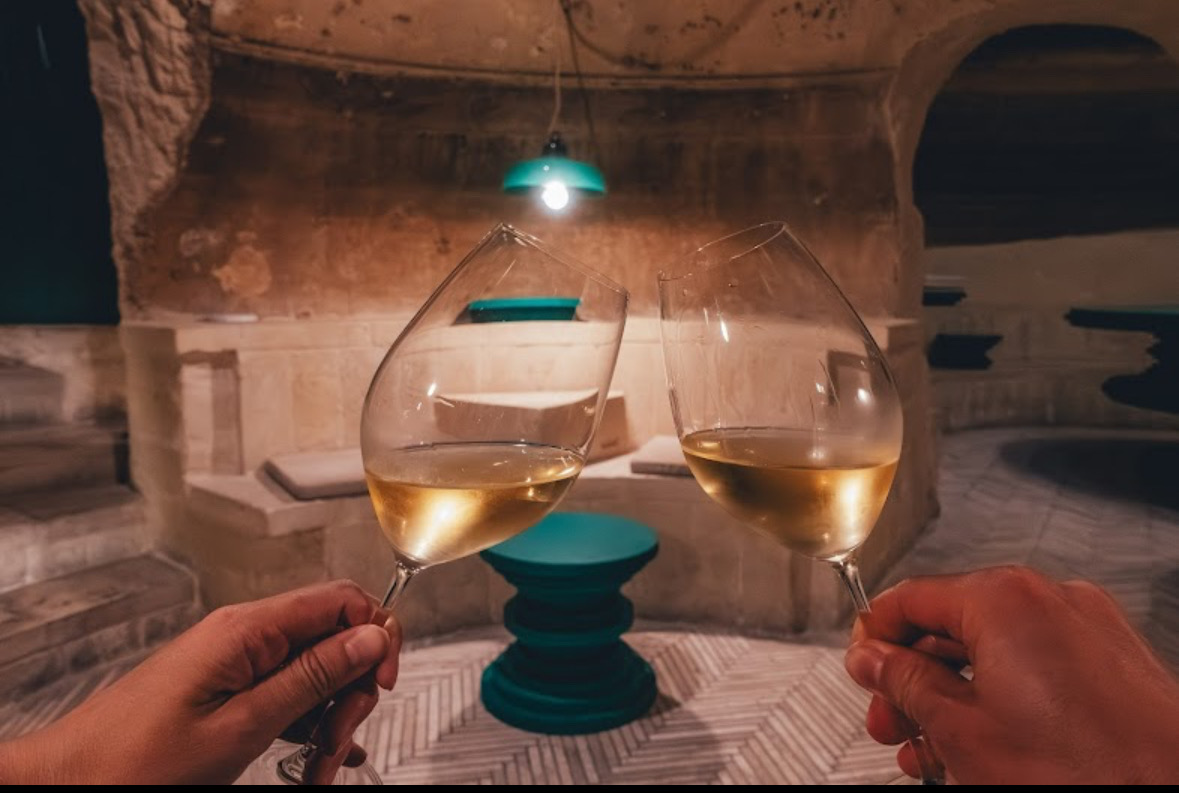 Due calici di vino nella sala in pietra