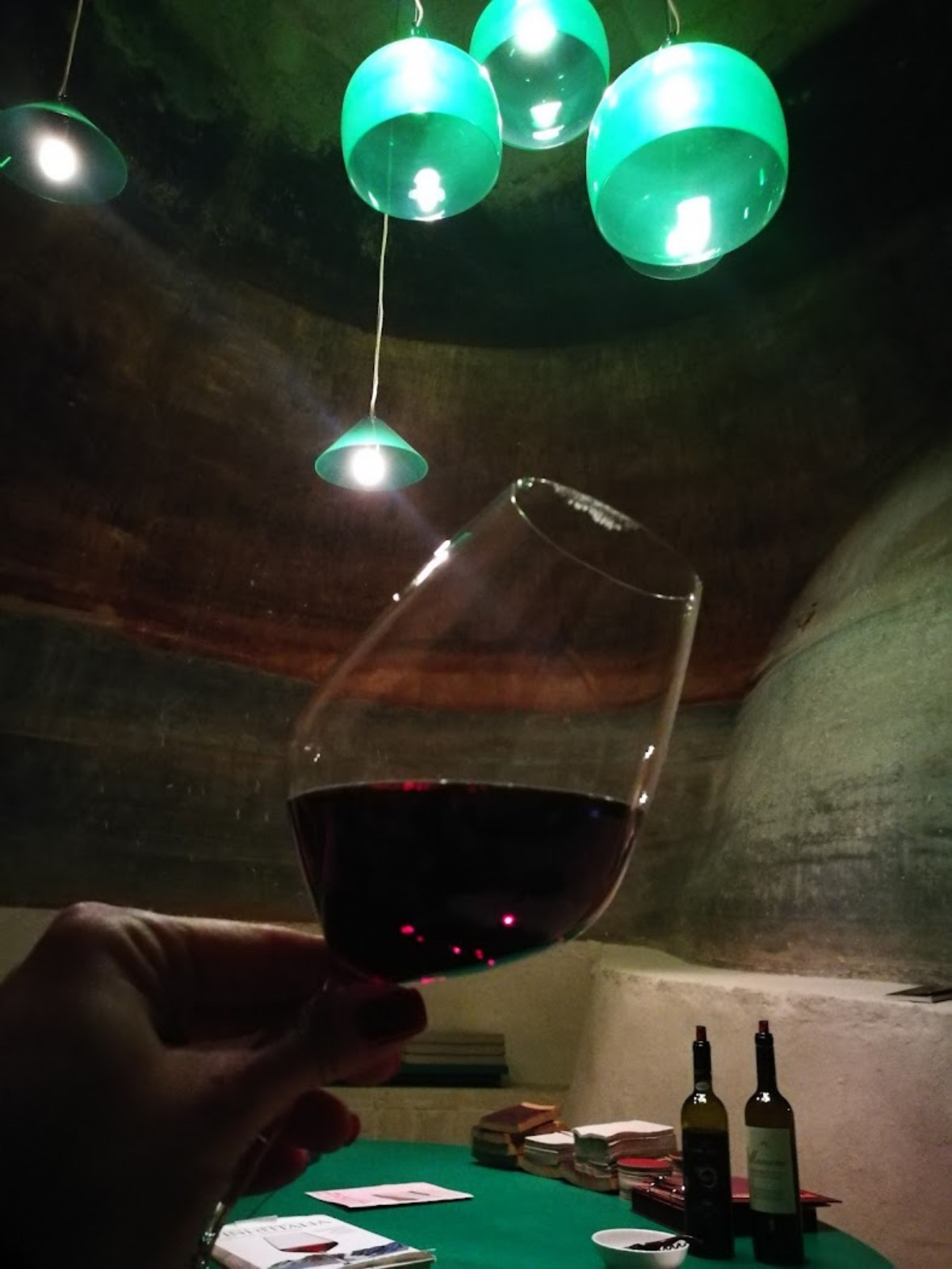 Calice di vino rosso nella sala delle Antiche Cisterne
