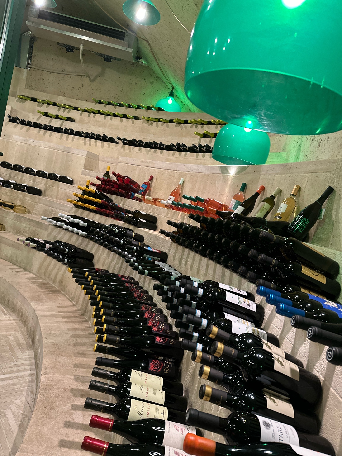 Bottiglie di vino disposte nelle Antiche Cisterne