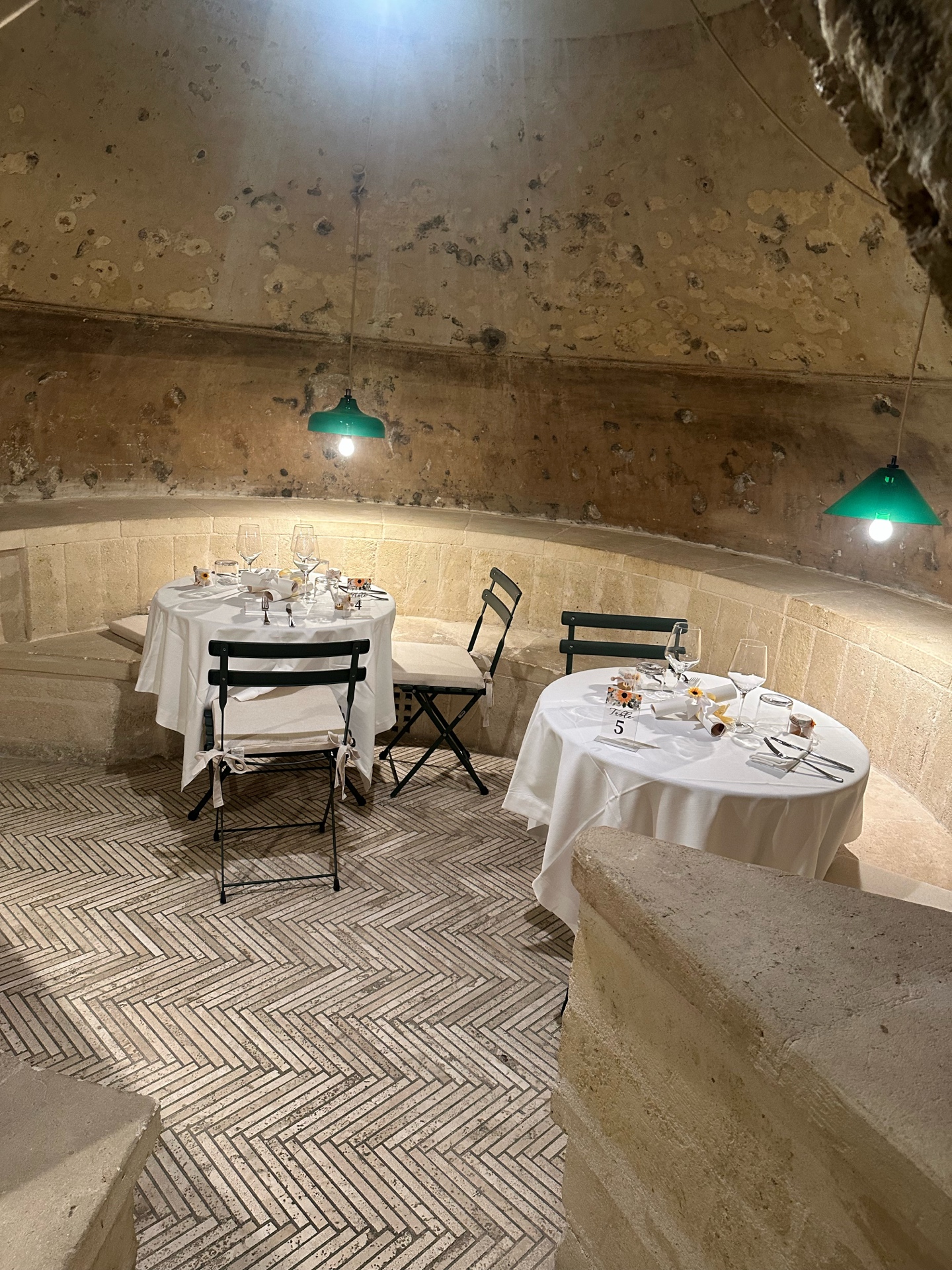 Tavoli apparecchiati per un matrimonio nelle Antiche Cisterne