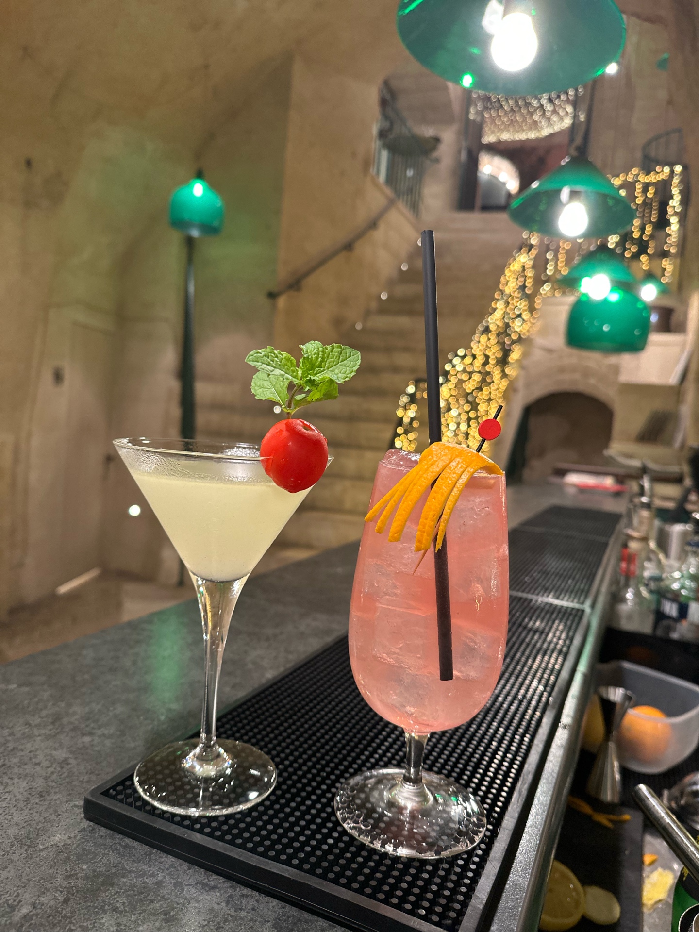 Due cocktail colorati al banco bar