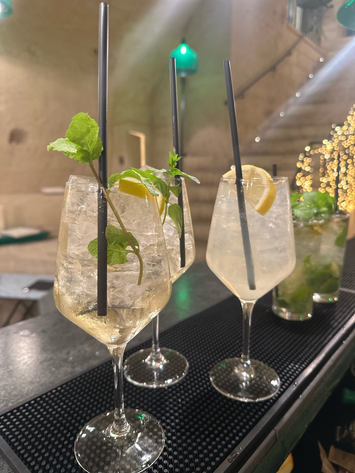 Calici con ghiaccio, limone e menta al banco bar