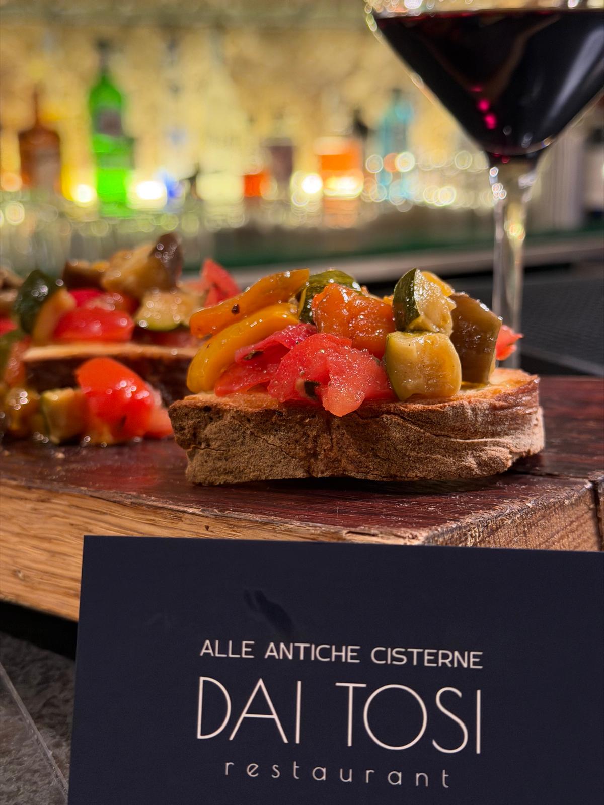 Bruschetta con verdure e calice di vino